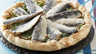 Fine tarte aux sardines, fondue d’oignons au persil plat